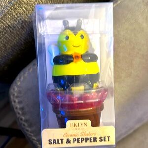 Ceramic Bumblebee Salt &Pepper Shaker Set BNWT